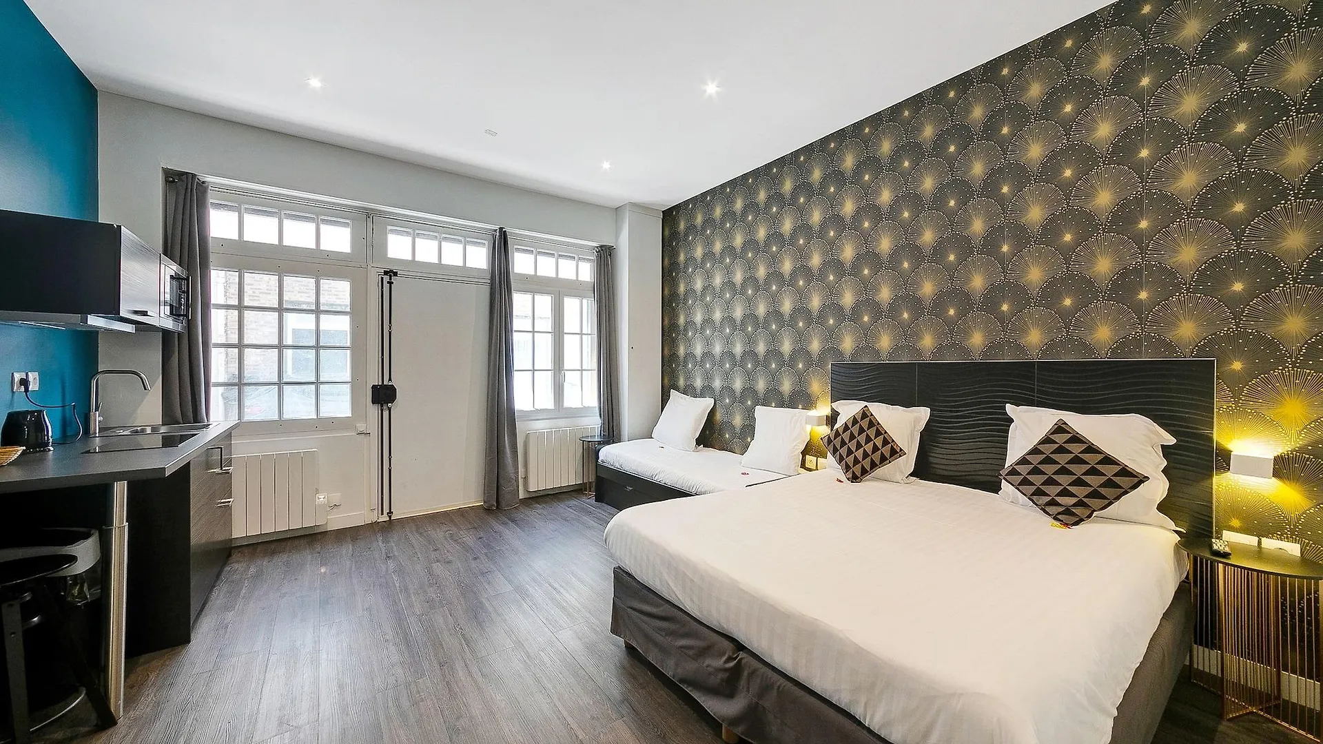 ***  The Element Hotel Paris France