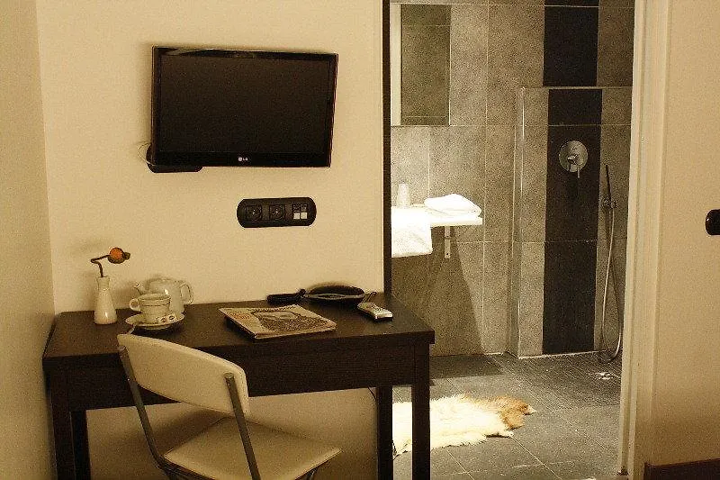 ***  The Element Hotel Paris France